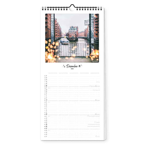 Der Pickmotion Hamburg - Planer (Format 15x40) ist ein Spiralwandkalender für den Dezember, der ein Stadtkanalfoto mit weihnachtlich verschwommenen Lichtern zeigt - ideal als Dekoration für den Kalender Hamburg.