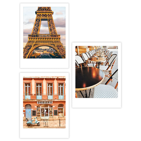 Das French Café - 3er Artposter Set von Pickmotion zeigt drei Drucke im Polaroid-Stil: den Eiffelturm, eine gemütliche französische Café-Szene und ein Pariser Schaufenster mit Motorroller - ideal für Fans von Pariser Kultur und Stil.