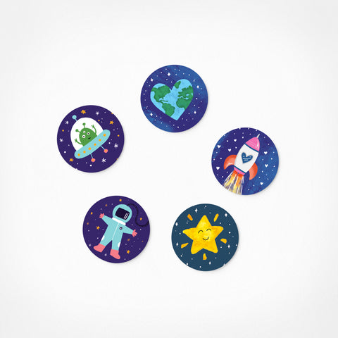 Das Magnet Set "Galaktische Anziehungskraft" von Pickmotion enthält 5 runde Magnete mit Weltraum-Motiven: Erde-Herz, Alien, Rakete, Astronaut und lachende Sonne-ideal als bunte Deko für deinen Kühlschrank.
