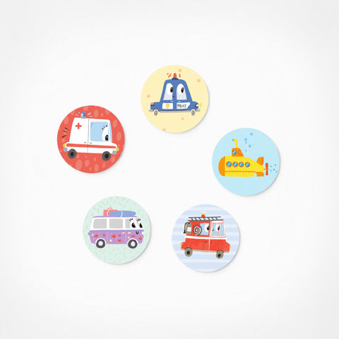 Das Pickmotion Mini-Fahrzeugflotte Magnet Set S enthält fünf niedliche Fahrzeugmagnete - ein Polizeiauto, einen Krankenwagen, ein gelbes U-Boot, einen Lieferwagen und ein Feuerwehrauto - und eignet sich perfekt, um jeden Raum mit spielerischem Charme zu dekorieren.