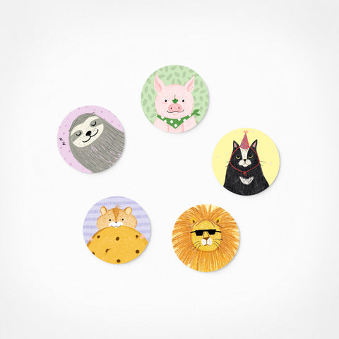 Das Pickmotion Tierische Parade Magnet Set enthält 5 lustige Tiergesichter (Faultier, Schwein, schwarze Katze, Hamster, Löwe mit Sonnenbrille) als charmante Magnete - die perfekte spielerische Dekoration für jeden Raum!.