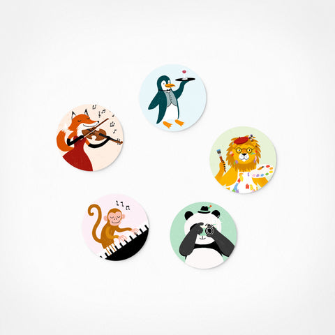 Das Pickmotion "Tierische Experten" Magnet Set S zeigt fünf liebenswerte Cartoon-Tiere - Fuchs, Pinguin, Löwe, Affe und Panda - die auf bunten Hintergründen Instrumente spielen. Perfekt als Dekoration oder lustige Magnete für jeden Raum!.