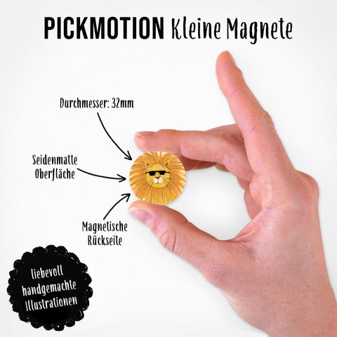 Hand hält einen kleinen Magneten aus dem "Tierische Parade" Magnet Set (5 Magnete S) von Pickmotion - perfekt als Deko! Zeigt liebevolle Tier-Illustrationen und enthält deutschen Text zu den besonderen Eigenschaften.