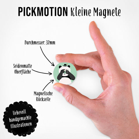 Eine Hand hält einen kleinen, runden Magneten aus dem Set "Tierische Experten" von Pickmotion - dekorative Magnete mit charmanten Tier-Illustrationen auf Deutsch.