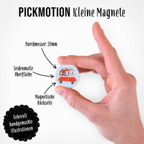 Eine Hand hält einen Magneten aus dem Pickmotion Mini-Fahrzeugflotte Set mit roter Van-Illustration; deutscher Text hebt die 5 kleinen Magnete als einzigartige Dekoration hervor.