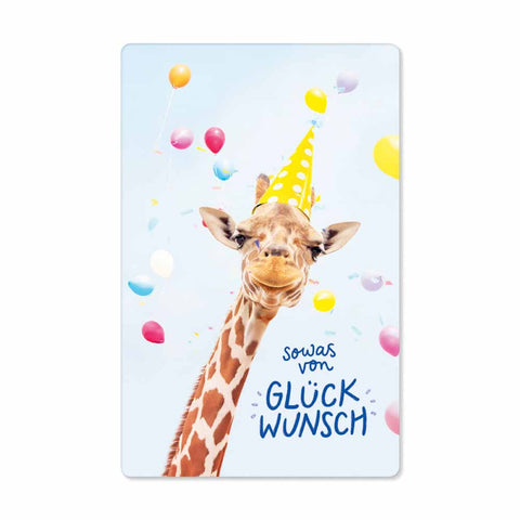 Eine Giraffe mit gelbem Partyhut und bunten Luftballons auf hellblauem Grund. Der Text lautet „Sowas von Glückwunsch“. Aus der KIND MIND CARDS Kollektion von Pickmotion – nachhaltig produzierte Designkarte in hochwertiger Qualität.