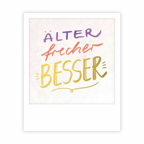 Handgeschriebener Text: "älter frecher besser" in lila, rot und gold auf weiß. Von Pickmotion-ideal als Postkarte oder für Instagram-Fotograf*innen, die den Sofortbild-Stil lieben.