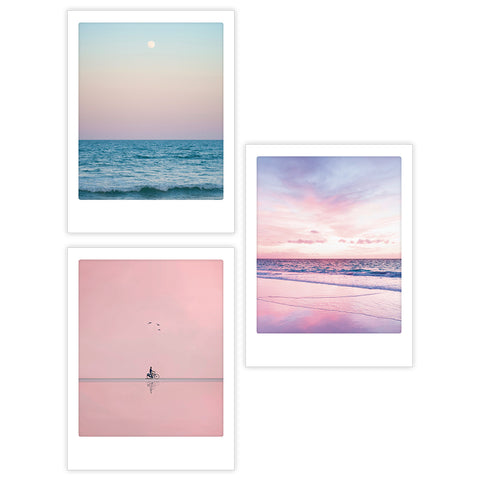 Das Pickmotion "Pastel Dreams - 3er Artposter Set" mit Motiven von Ozean, pinkem Himmel und Radfahrer am rosa See verleiht jedem Raum eine zeitlose Atmosphäre voller sanfter Pastelltöne.