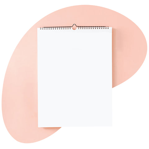 Der Pickmotion Kalender ist ein spiralgebundener Kalender mit einem leeren Design vor einem abstrakten Hintergrund in Weiß und Pfirsich - perfekt, um SKU-Details oder die Anzahl der Produkte aus früheren Releases zu verfolgen.