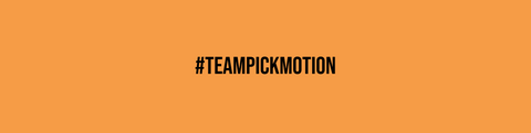 Orangefarbener Hintergrund mit fettgedrucktem schwarzem Text in der Mitte: #TEAMPICKMOTION.