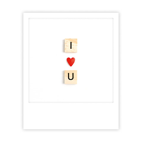 Halten Sie Ihre Gefühle mit dem "i love you" Bild im Polaroid-Stil von Pickmotion fest: Holzkacheln buchstabieren I ❤️ U auf Weiß. Ideal für Instagram-Kreative oder als einzigartiges Postkartenmotiv.