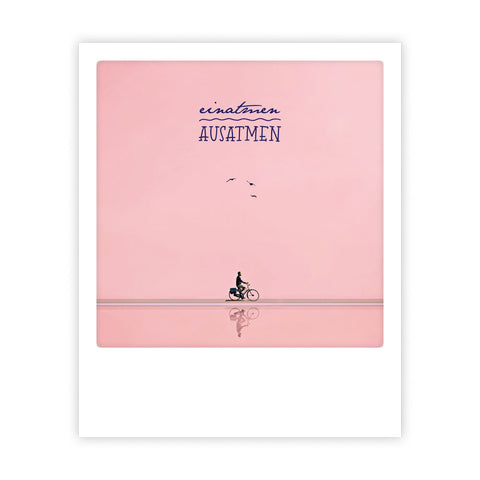 Eine Person fährt mit dem Fahrrad unter Vögeln in einem minimalen rosa Himmel, mit "einatmen ausatmen" darüber - ein perfektes Einzelmotiv von Pickmotion für Instagram-Fotograf*innen oder als einzigartige Postkarte.