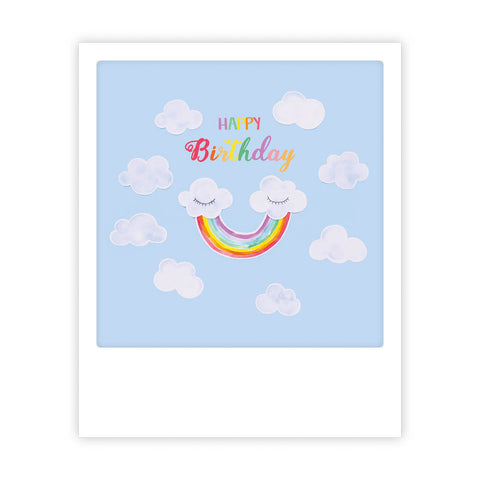 Die Karte "Happy Birthday Rainbow" von Pickmotion zeigt ein fröhliches Design mit Wolken und einem lächelnden Regenbogen - ideal für Einzelmotive-Fans oder alle, die wie Instagram-Fotograf*innen gerne süße Postkarten teilen.