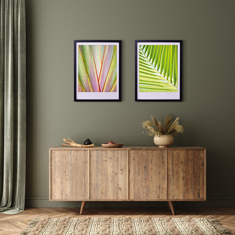 Der Kunstdruck "Sommerzeit" von Pickmotion wird in einem Rahmen über einem hölzernen Sideboard mit einer Vase und Schalen vor einer olivgrünen Wand präsentiert.