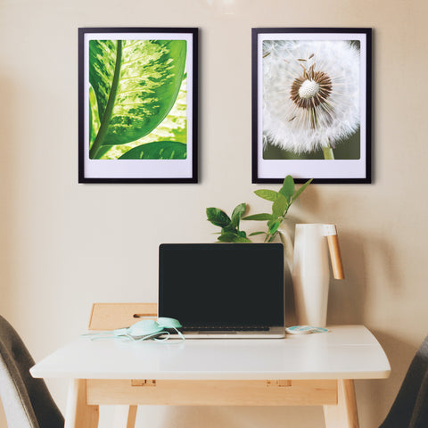 Ein Schreibtisch mit Laptop, Pflanze und zwei "all green" Art Poster Prints von Pickmotion in maßgefertigten Bilderrahmen darüber, die dem Arbeitsbereich stilvollen Charakter verleihen.