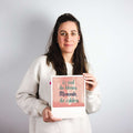 Frau hält ein Schild mit der Aufschrift Es sind die kleinen Momente, die zählen vor einem schlichten Hintergrund.