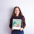 Lächelnde Frau mit dem Bild eines Drachens und einer Torte mit der Aufschrift PARTYKANONE!.