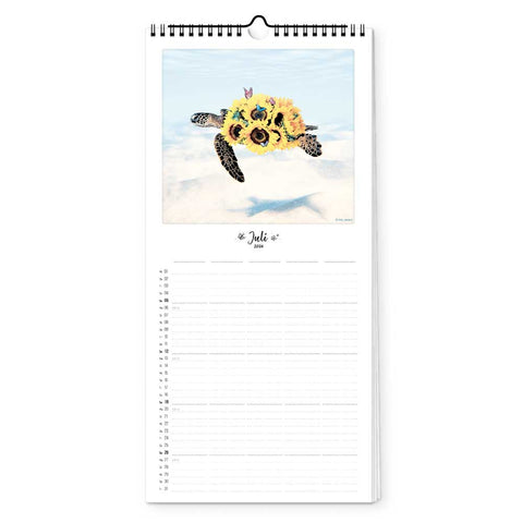 Die Illustration einer Meeresschildkröte mit Sonnenblumen auf ihrem Panzer ziert die Juli-Seite des Familienplaners Zauberhafte Welt (20x42) von Pickmotion und bringt einen Hauch von Naturschönheit in Ihre Monatsplanung.
