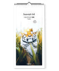 Ein Tiger mit goldener Krone ruht im hohen Gras auf dem Cover des 2026 Zauberhafte Welt - Familienplaner (Format 20x42) von Pickmotion und macht ihn zu einer majestätischen Wahl für Ihren Familienkalender.