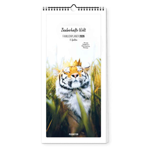 Ein Tiger mit goldener Krone ruht im hohen Gras auf dem Cover des 2026 Zauberhafte Welt - Familienplaner (Format 20x42) von Pickmotion und macht ihn zu einer majestätischen Wahl für Ihren Familienkalender.