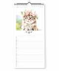 Eine flauschige Katze in einer Blumenkrone ziert die Juli-Seite des Pickmotion Katz & Kater - Familienplaner (20x42) und verleiht Ihrem Familienkalender 2024 zusätzlichen Charme.