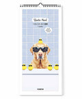 Ein Hund mit Sonnenbrille sitzt hinter gelben Gummi-Enten vor einer Kachelwand - ideal für den Pickmotion Bunter Hund - Familienplaner (Format 20x42).