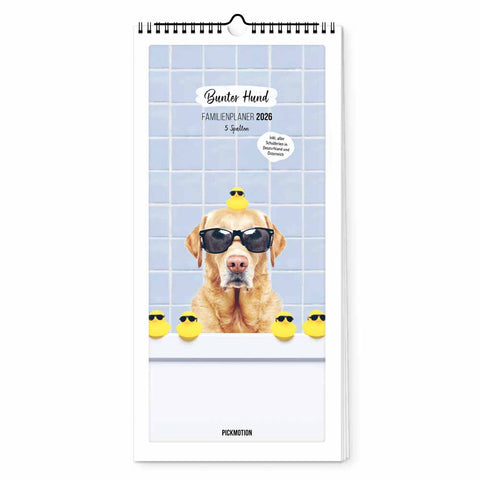 Ein Hund mit Sonnenbrille sitzt hinter gelben Gummi-Enten vor einer Kachelwand - ideal für den Pickmotion Bunter Hund - Familienplaner (Format 20x42).