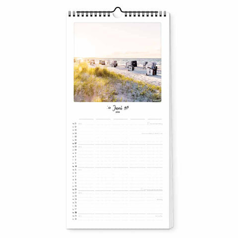 Der Pickmotion Küste & Meer - Familienplaner (Format 20x42) Wandkalender öffnet im Juni mit einer ruhigen Strandszene - ideal als Kalender 2024 oder Familienplaner und perfekt für Fans der Küstenfotografie.