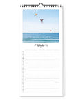 Der Pickmotion Küste & Meer - Familienplaner (Format 20x42) für 2024 zeigt eine Strandszene mit fliegenden Drachen im September - perfekt für Fans von Küstenfotografie und Familienplanung.