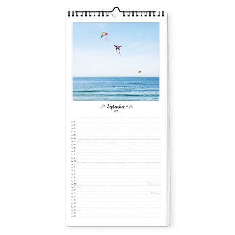 Der Pickmotion Küste & Meer - Familienplaner (Format 20x42) für 2024 zeigt eine Strandszene mit fliegenden Drachen im September - perfekt für Fans von Küstenfotografie und Familienplanung.