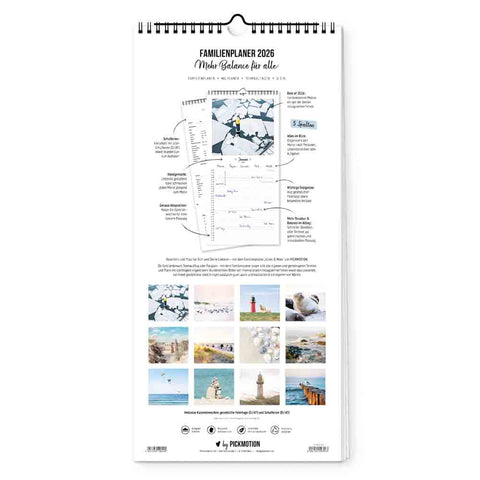 Der Familienplaner "Küste & Meer" von Pickmotion (Format 20x42) für 2024 bietet Musterseiten mit kleinen Küstenfotografien am unteren Rand.