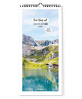 Der Berg ruft - Familienplaner (Format 20x42) von Pickmotion mit Berglandschaft, See und Haus auf dem Cover - ideal als Berg Kalender oder Wandplaner.