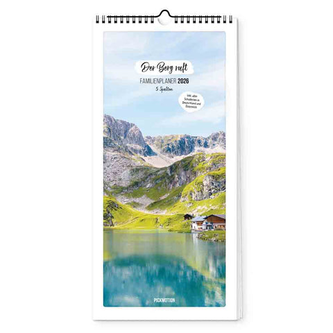 Der Berg ruft - Familienplaner (Format 20x42) von Pickmotion mit Berglandschaft, See und Haus auf dem Cover - ideal als Berg Kalender oder Wandplaner.