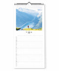 Auf dem Pickmotion "Der Berg ruft - Familienplaner" (Format 20x42) steht eine Person auf einer Anhöhe über einem gewundenen Fluss und Bergen und bringt eine herrliche Sommerlandschaft an Ihre Wand.
