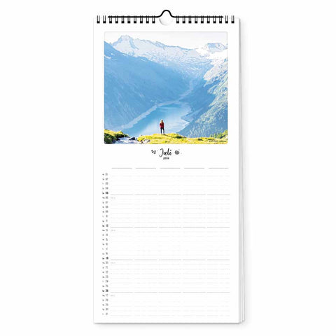 Auf dem Pickmotion "Der Berg ruft - Familienplaner" (Format 20x42) steht eine Person auf einer Anhöhe über einem gewundenen Fluss und Bergen und bringt eine herrliche Sommerlandschaft an Ihre Wand.