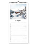 Der Berg ruft - Familienplaner (Format 20x42) von Pickmotion: Wandkalender geöffnet im Dezember mit verschneitem Hüttenmotiv und Tannen-Ideal, um deinen Monat im gemütlichen Winterstil zu organisieren.