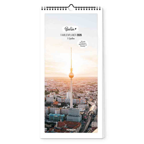 Der Pickmotion Berlin - Familienplaner (20x42) 2026 Wandkalender zeigt ein Stadtbild mit Sonnenuntergang und Fernsehturm auf dem Cover - ideal, um die Familie stilvoll zu organisieren.