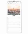 Der Pickmotion Berlin - Familienplaner (Format 20x42) ist ein Wandkalender, der bis November geöffnet ist, mit einem Stadtbildfoto über den datierten Zeilen - ideal als Kalender 2025, um den Terminkalender Ihrer Familie zu organisieren.