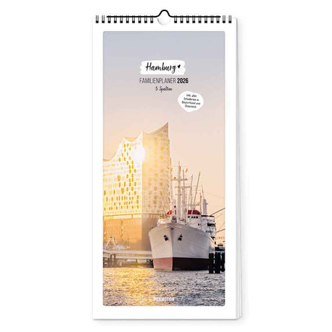 Der Pickmotion Hamburg - Familienplaner (Format 20x42) Wandkalender zeigt nordisches Design mit einem Schiff und der Elbphilharmonie im Sonnenuntergang - der perfekte Hafenstadt Kalender für 2026.