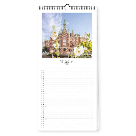 Der Hamburg - Familienplaner (Format 20x42) von Pickmotion zeigt im Juli ein Foto eines historischen Gebäudes mit Blumen - ideal für Liebhaber des nordischen Designs. Bringen Sie Eleganz in Ihren Raum mit diesem stilvollen vertikalen Kalender.