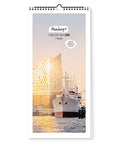 Organisieren Sie den Terminkalender Ihrer Familie mit dem Pickmotion Hamburg - Planer (Format 15x40), der ein atemberaubendes Sonnenuntergangsfoto von einem Schiff und der Elbphilharmonie zeigt - ein idealer Wandkalender und Familienplaner für 2026.