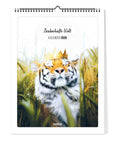 Ein gekrönter Tiger sitzt im hohen Gras auf dem Cover des Pickmotion-Kalenders 2026 "Zauberhafte Welt - Kalender (Format 30x40).