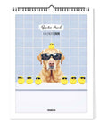 Ein Hund mit Sonnenbrille, davor Gummienten, vor einer Kachelwand - ideal als verspielter Blickfang für Ihren "Bunter Hund - Kalender" (30x40) von Pickmotion.