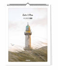 Ein Leuchtturm auf einem grasbewachsenen Hügel mit einer Möwe in der Nähe - das ist das Titelbild des Küste & Meer - Kalenders (30x40) von Pickmotion, ideal für Fans der Küstenfotografie.