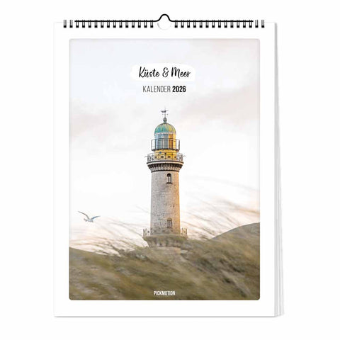 Ein Leuchtturm auf einem grasbewachsenen Hügel mit einer Möwe in der Nähe - das ist das Titelbild des Küste & Meer - Kalenders (30x40) von Pickmotion, ideal für Fans der Küstenfotografie.
