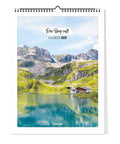 Die Pickmotion Der Berg ruft - Kalender (Format 30x40) zeigt ein Titelbild mit Bergsee, Almhütte und dem Titel "Der Berg ruft Kalender 2026" über dem Landschaftsbild.