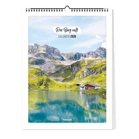 Die Pickmotion Der Berg ruft - Kalender (Format 30x40) zeigt ein Titelbild mit Bergsee, Almhütte und dem Titel "Der Berg ruft Kalender 2026" über dem Landschaftsbild.