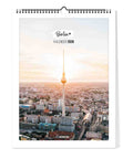 Cover des Pickmotion Berlin - Kalenders (Format 30x40), das den Berliner Fernsehturm bei Sonnenaufgang über der Skyline der Stadt in einem minimalistischen Design zeigt.