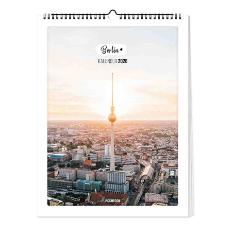 Cover des Pickmotion Berlin - Kalenders (Format 30x40), das den Berliner Fernsehturm bei Sonnenaufgang über der Skyline der Stadt in einem minimalistischen Design zeigt.