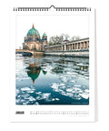Der Pickmotion Berlin - Kalender (Format 30x40) zeigt auf der Seite "Januar" den Berliner Dom an einem Fluss mit schwimmendem Eis, präsentiert in minimalistischem Design.